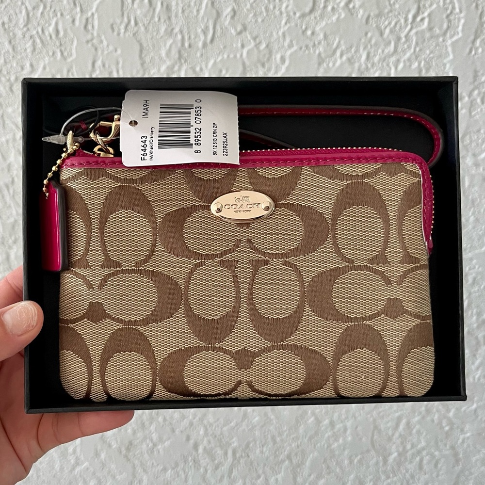 NWT/NIB Coach Signature Corner Zip Wristlet Khaki / Berry F64643